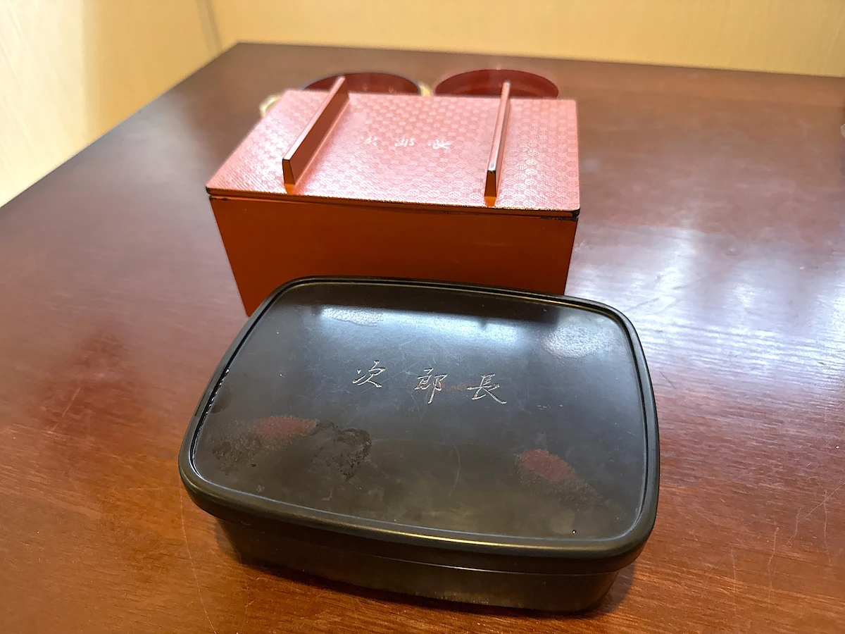 「鰻の次郎長」のうな重（上）とせいろ蒸し（上）