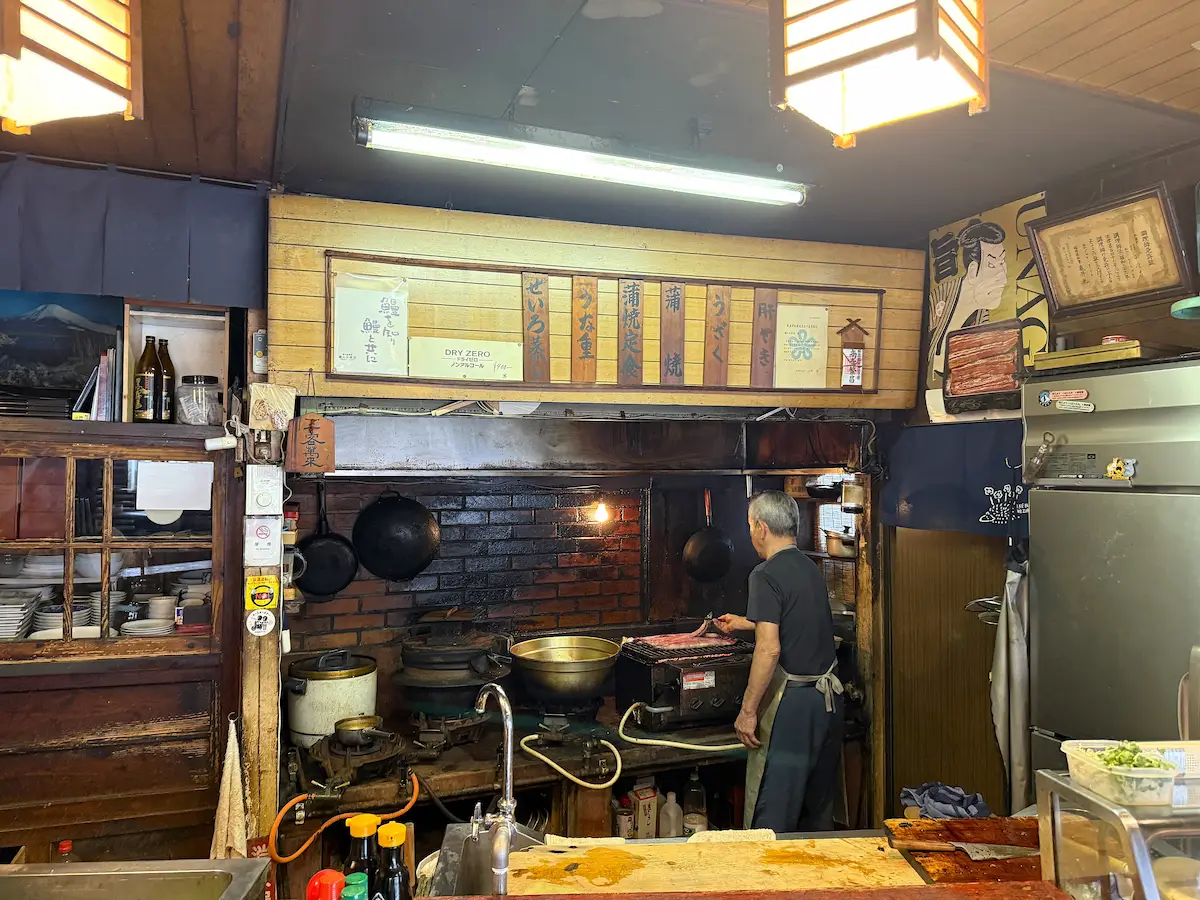 「鰻の次郎長」の店内