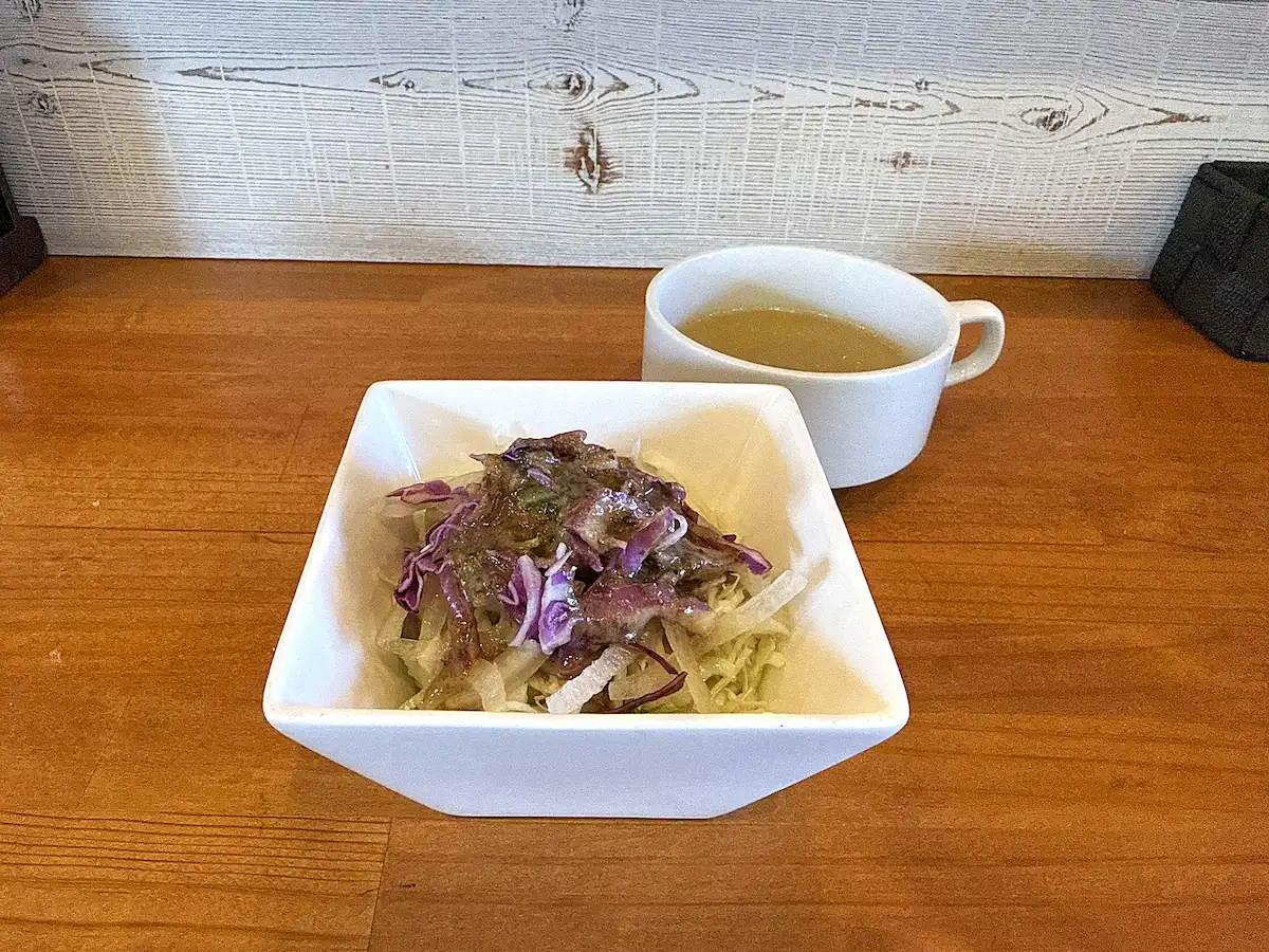 「ハンバーグ専門店 ピーナッツ」のサラダとスープ
