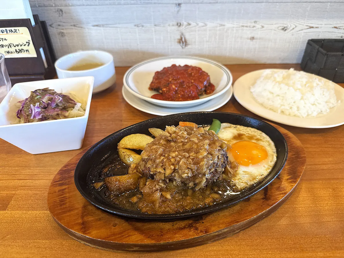 「ハンバーグ専門店ピーナッツ」のカリッとふわっと肉感たっぷりなハンバーグをこだわりのソースで食す