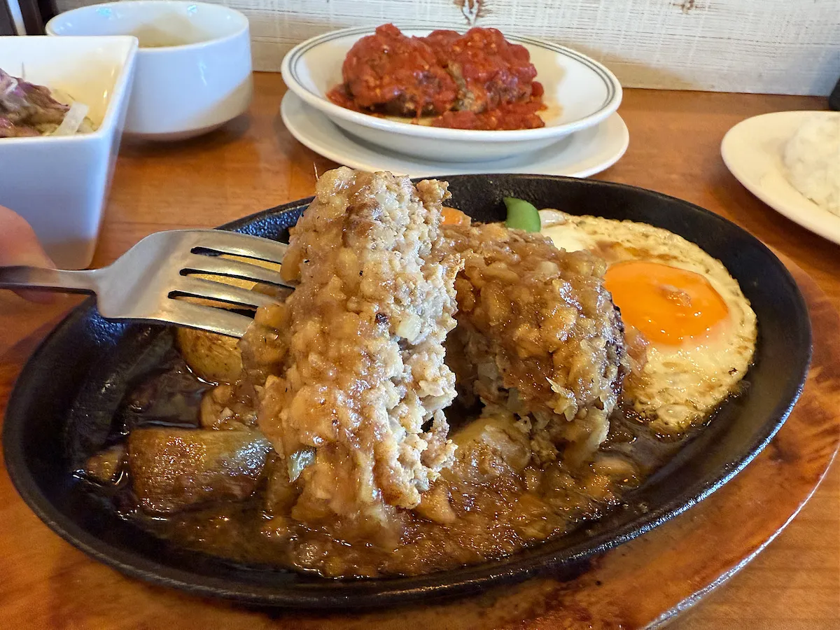 「ハンバーグ専門店 ピーナッツ」のツインハンバーグランチ③