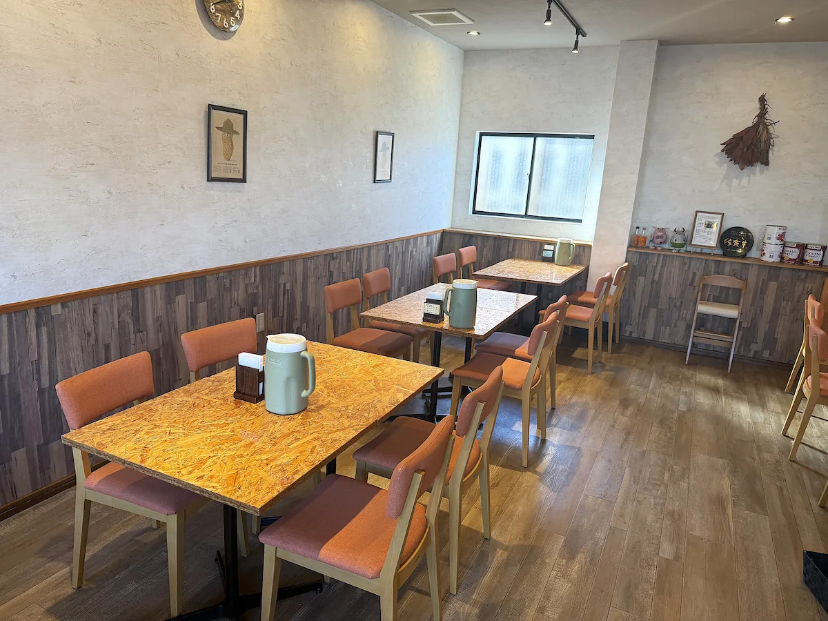 「ハンバーグ専門店 ピーナッツ」の店内