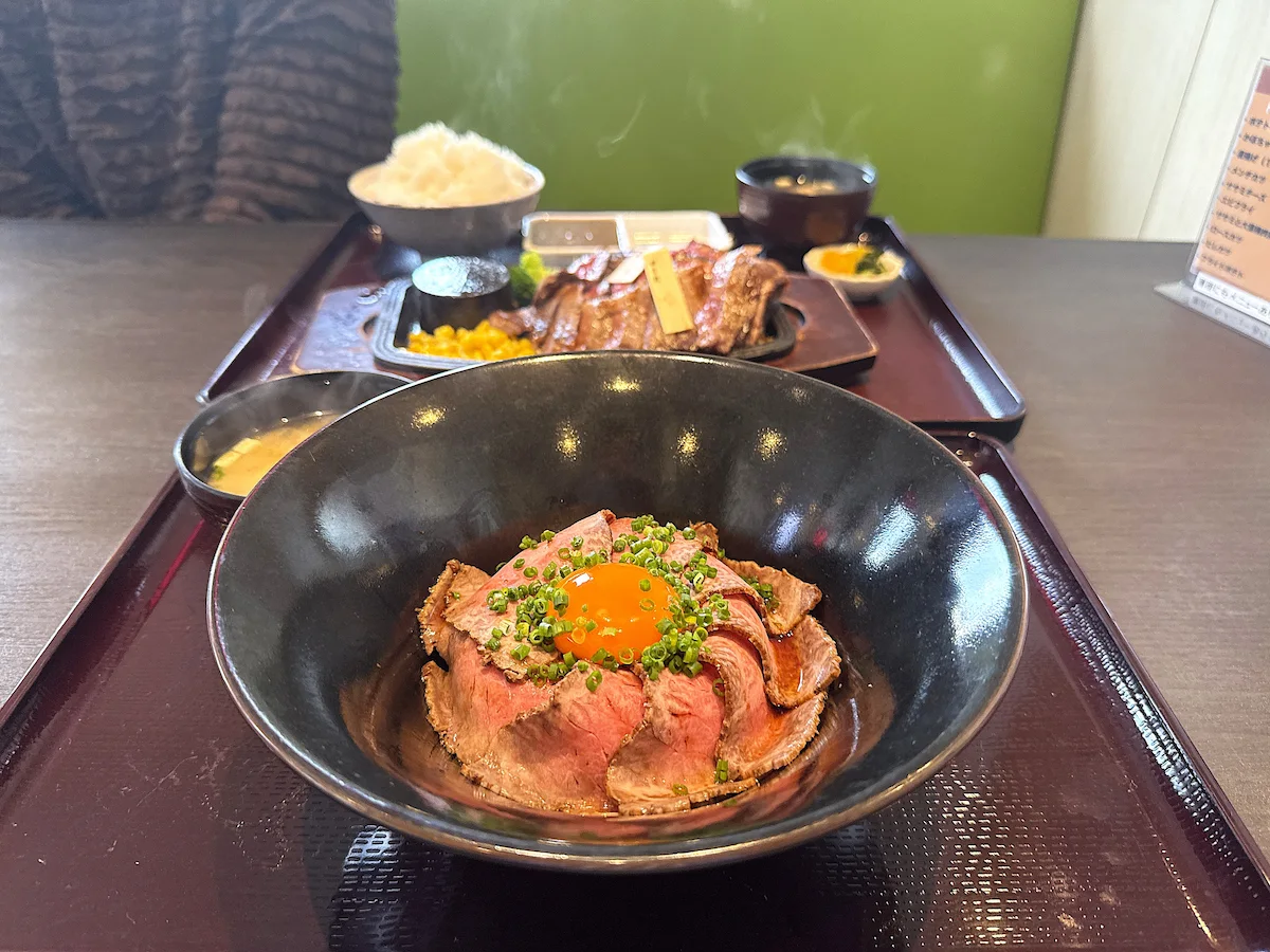 「肉のレストラン中津留」の黒毛和牛ローストビーフ丼①