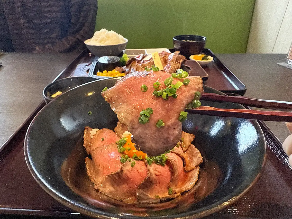 「肉のレストラン中津留」の黒毛和牛ローストビーフ丼②