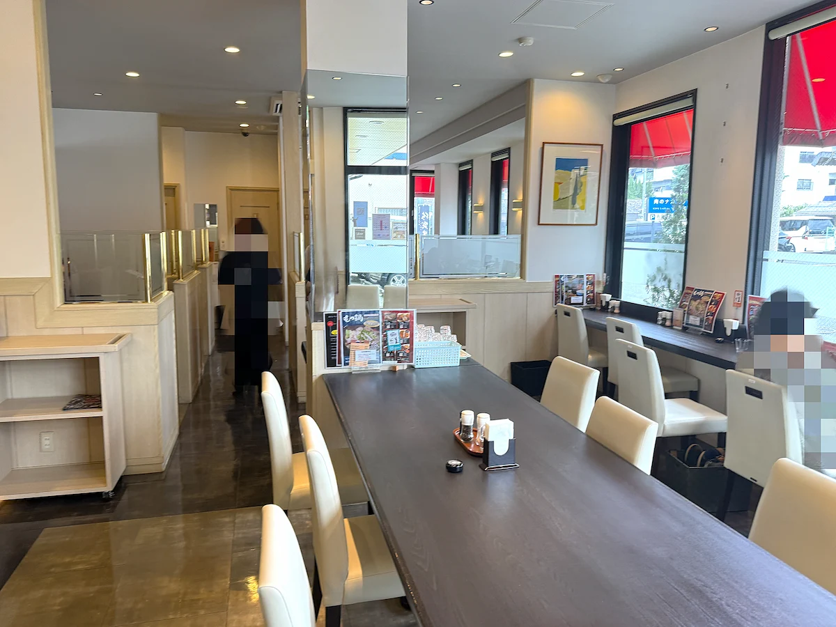 「肉のレストラン中津留」の店内①