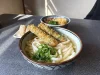 「吉屋うどん」の名物サクッとふわふわ竹輪天うどんや味わい深い肉エビ天うどんを食す（久留米市荒木町）