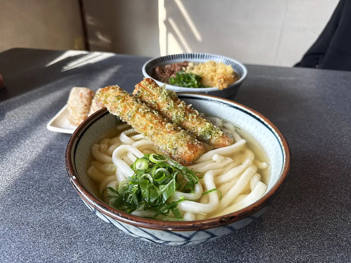 「吉屋うどん」の名物サクッとふわふわ竹輪天うどんや味わい深い肉エビ天うどんを食す（久留米市荒木町）