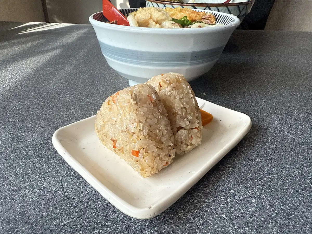 「吉屋うどん」のかしわおにぎり
