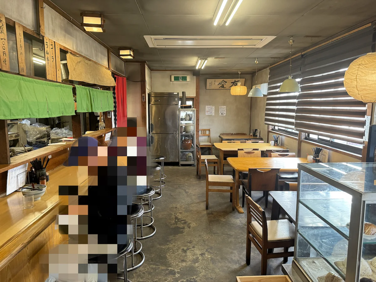 「吉屋うどん」の店内①