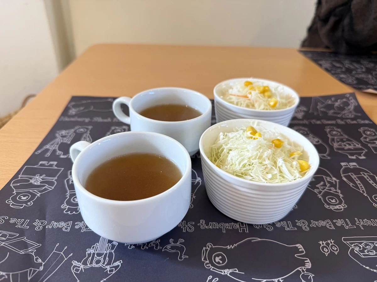 「クマと太陽」のスープとサラダ