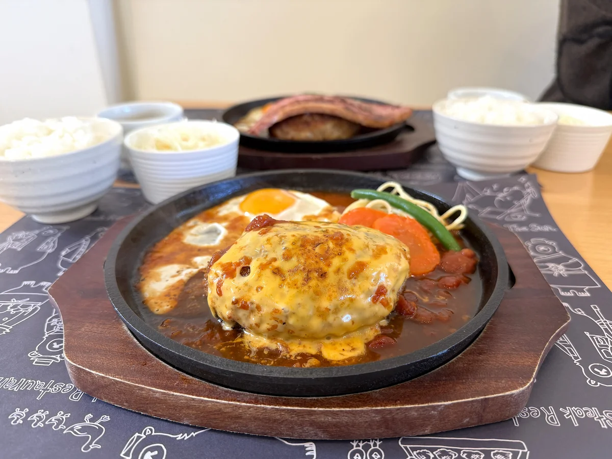 「クマと太陽」のレギュラーハンバーグセット トロっとチェダーチーズのせ①