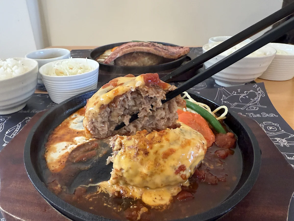 「クマと太陽」のレギュラーハンバーグセット トロっとチェダーチーズのせ①