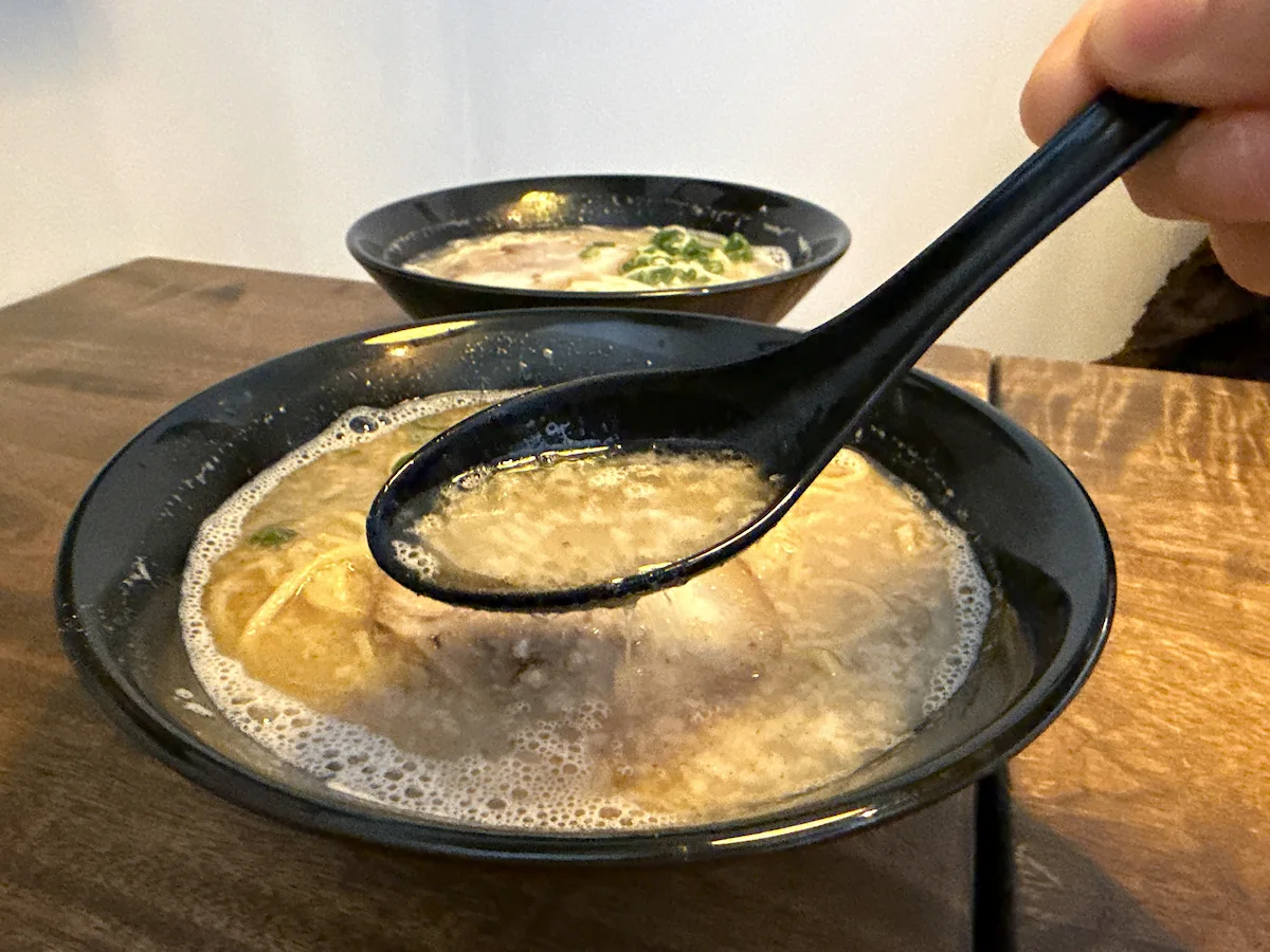 「ラーメンりょうま」の煮干豚骨ラーメン②