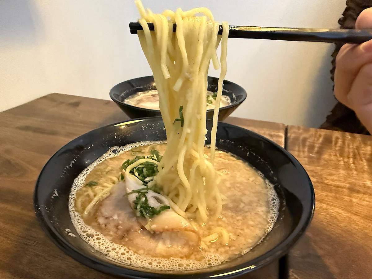 「ラーメンりょうま」の煮干豚骨ラーメン③