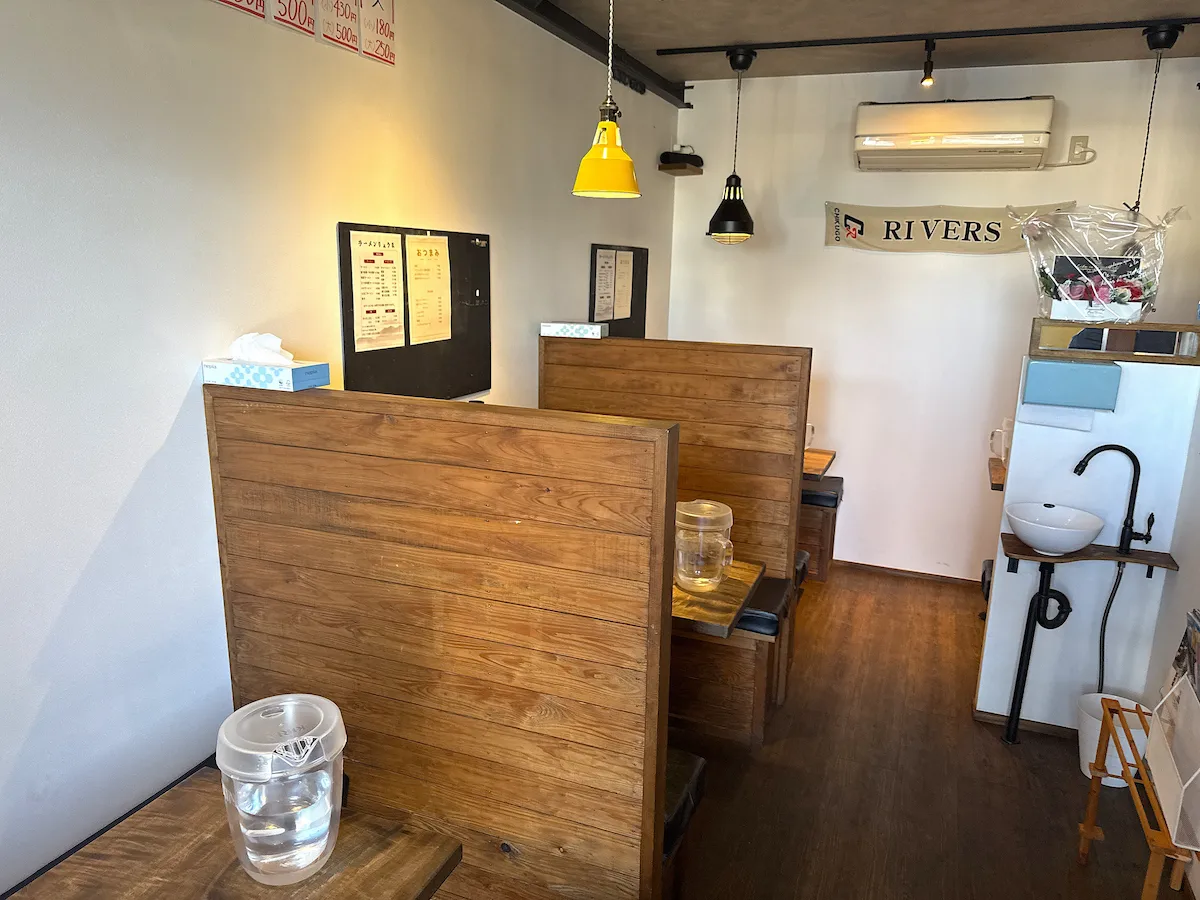 「ラーメンりょうま」の店内①
