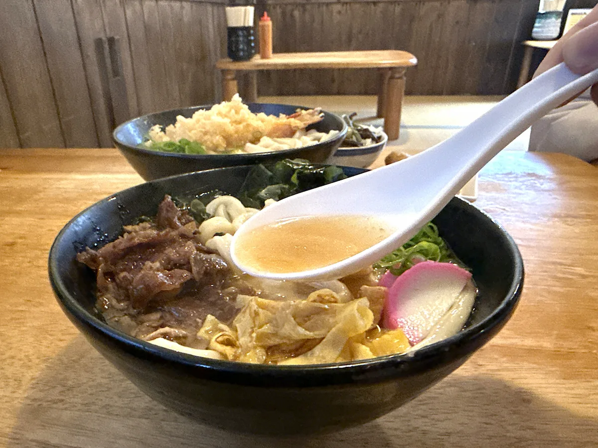 「飩平庵」の具うどんに肉トッピング②