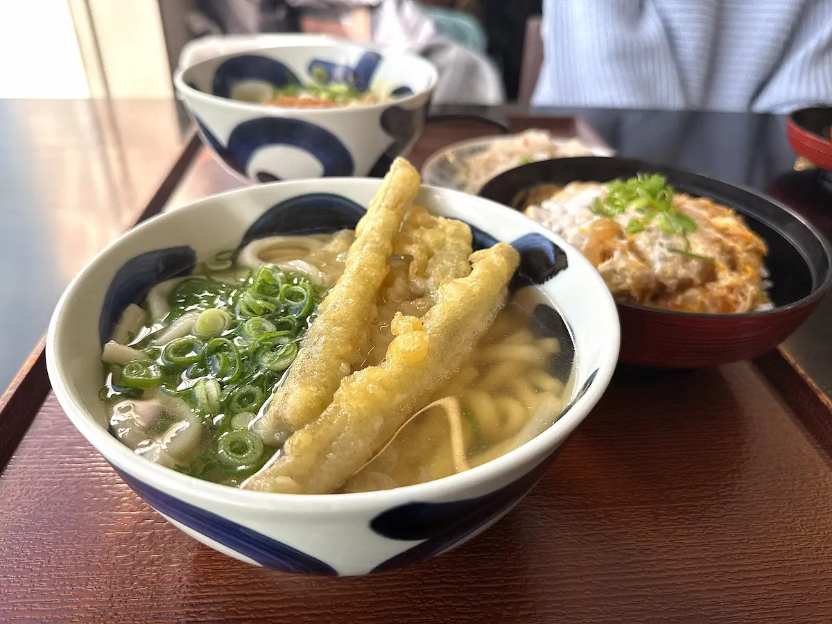 華新うどんのごぼう天うどん②