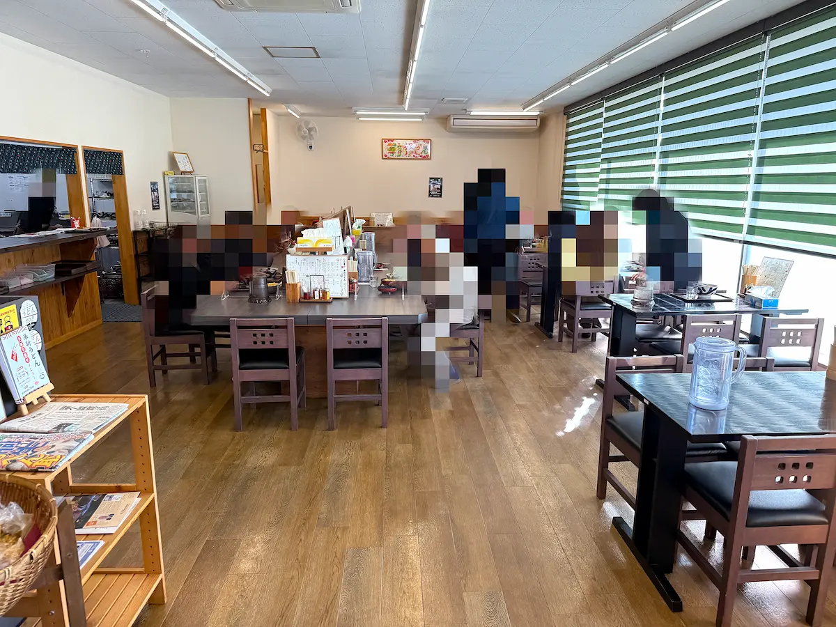 華新うどんの店内①