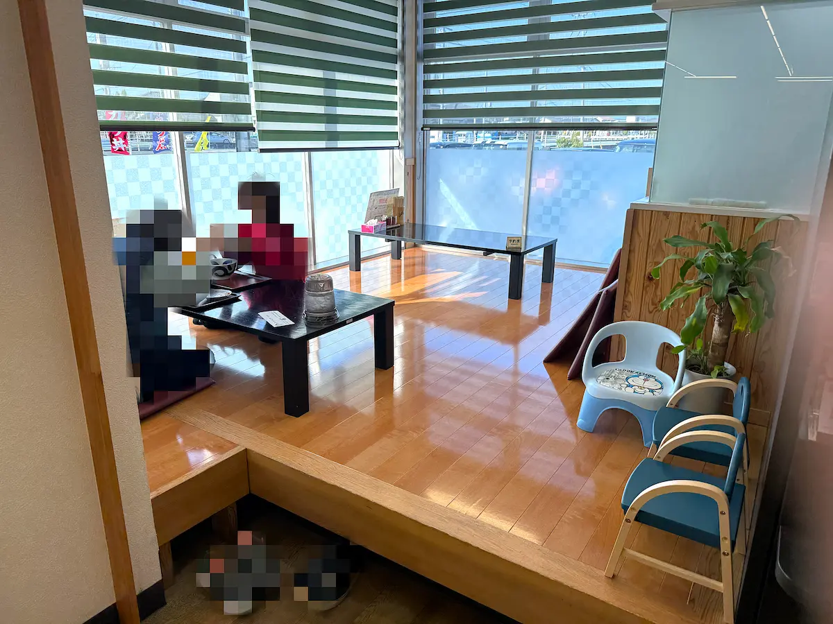 華新うどんの店内②