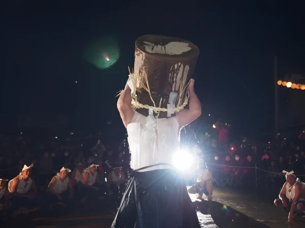 「三池の臼（水）かぶり2026」大牟田の奇祭！火災除けを願い80キロの臼で頭から水をかぶる