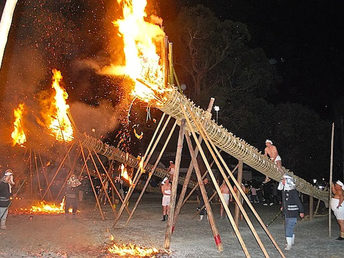 「鬼の修正会2026」燃え盛る三本の大松明！500年以上続く鬼追いの儀式（筑後市）