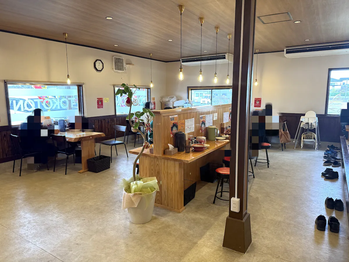 「ラーメンとことん」の店内①