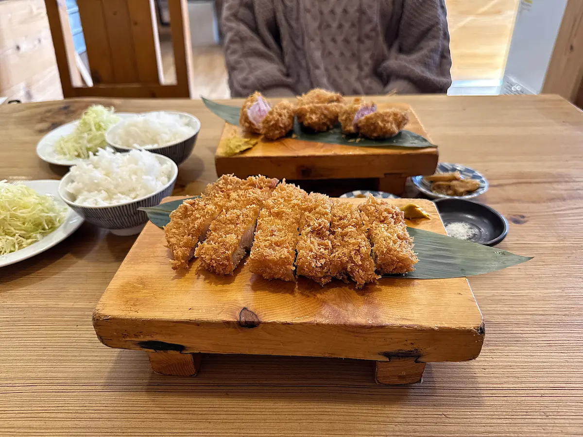 「とんかつ紅の豚」の極上ロースかつ定食①