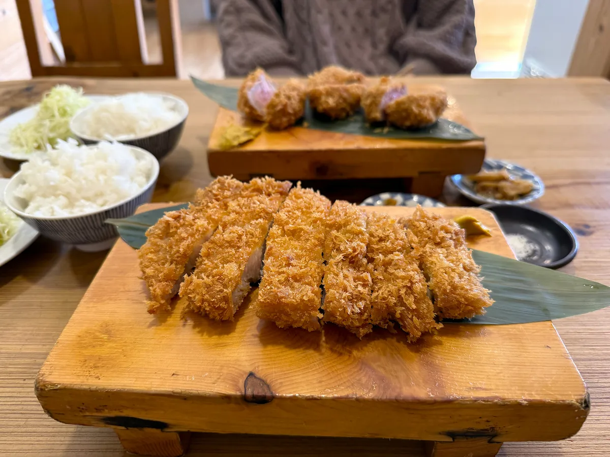 「とんかつ紅の豚」の極上ロースかつ定食②