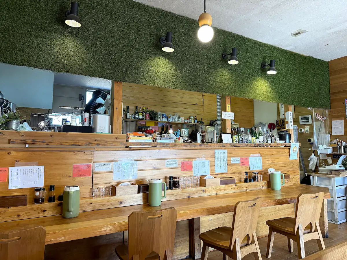 「とんかつ紅の豚」の店内①