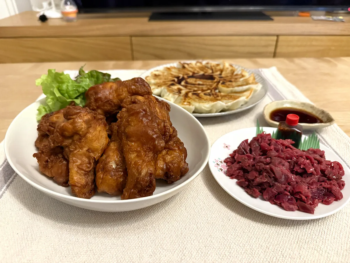 「山口畜産」のきざみ馬刺しと手羽元の唐揚げとヤーマン餃子