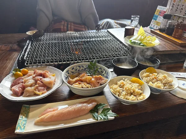 「山の民つづら」で自然を感じながら囲炉裏を囲んで炭火地鶏焼きを食べてきた！（八女市）