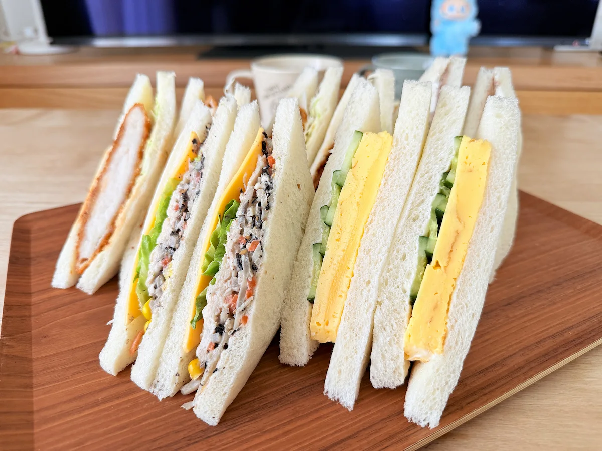 「イロハサンド」の蒸し鶏ごぼうごまサラダサンドと玉子焼きサンド