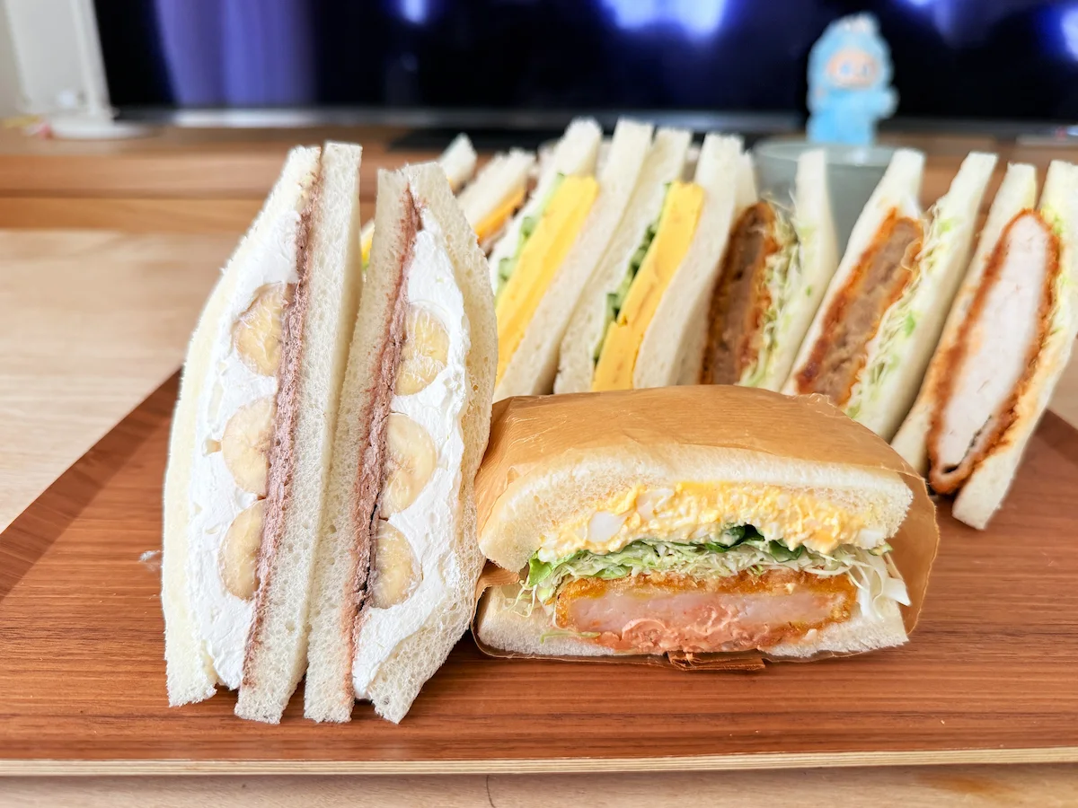 「イロハサンド」の海老カツサンドとチョコバナナサンド