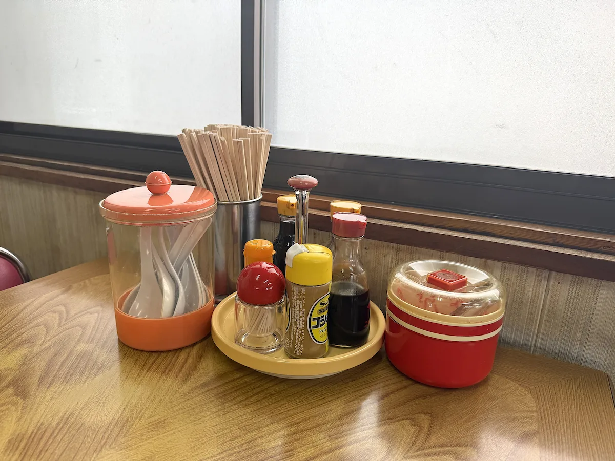 「さつまラーメン 大川店」の卓上調味料