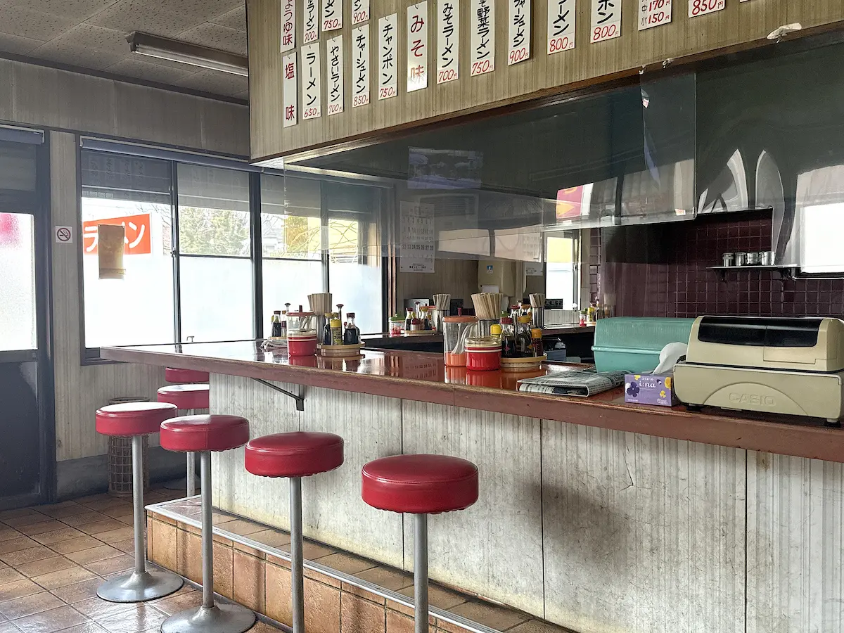 「さつまラーメン 大川店」の店内①