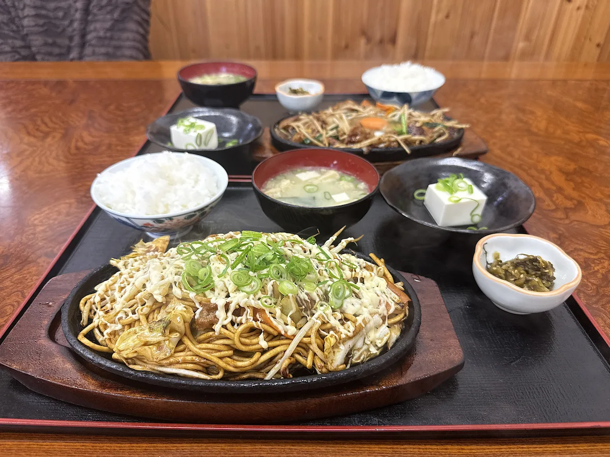 「市場食堂」のスペシャル焼きそば定食とスタミナ鉄板定食を食べてきた！（大牟田市）