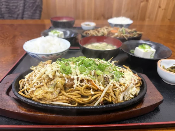 【大牟田市】「市場食堂」のボリューム満点な焼きそば＆スタミナ鉄板定食！メニューや店内の様子も紹介