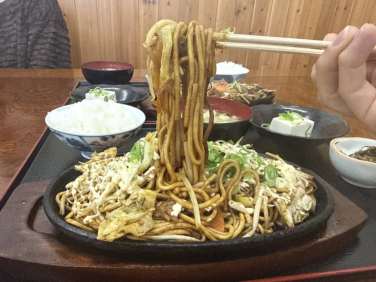 「市場食堂」のスペシャル焼きそば定食③