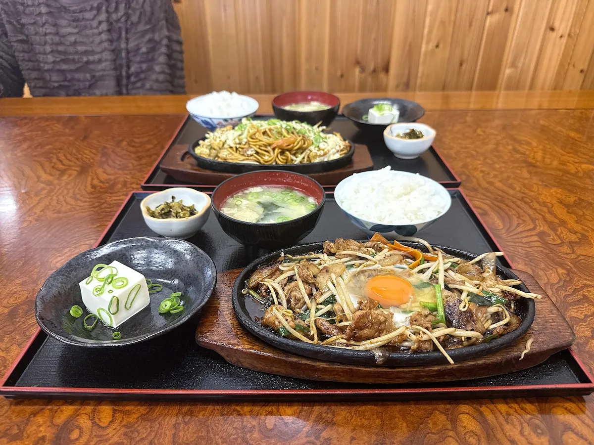「市場食堂」のスタミナ鉄板定食①