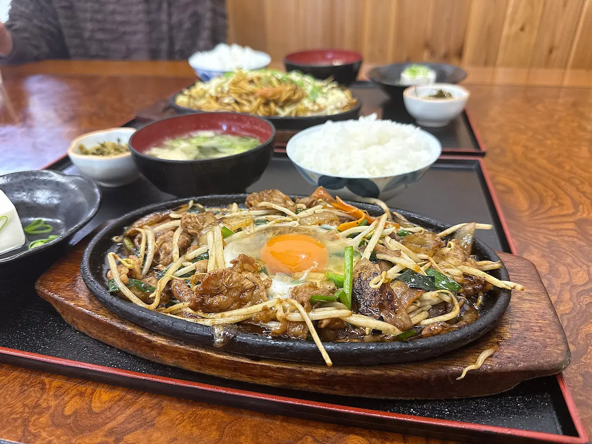 「市場食堂」のスタミナ鉄板定食②