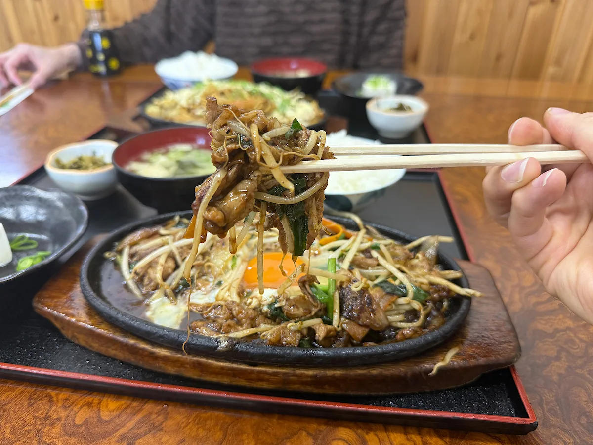 「市場食堂」のスタミナ鉄板定食③