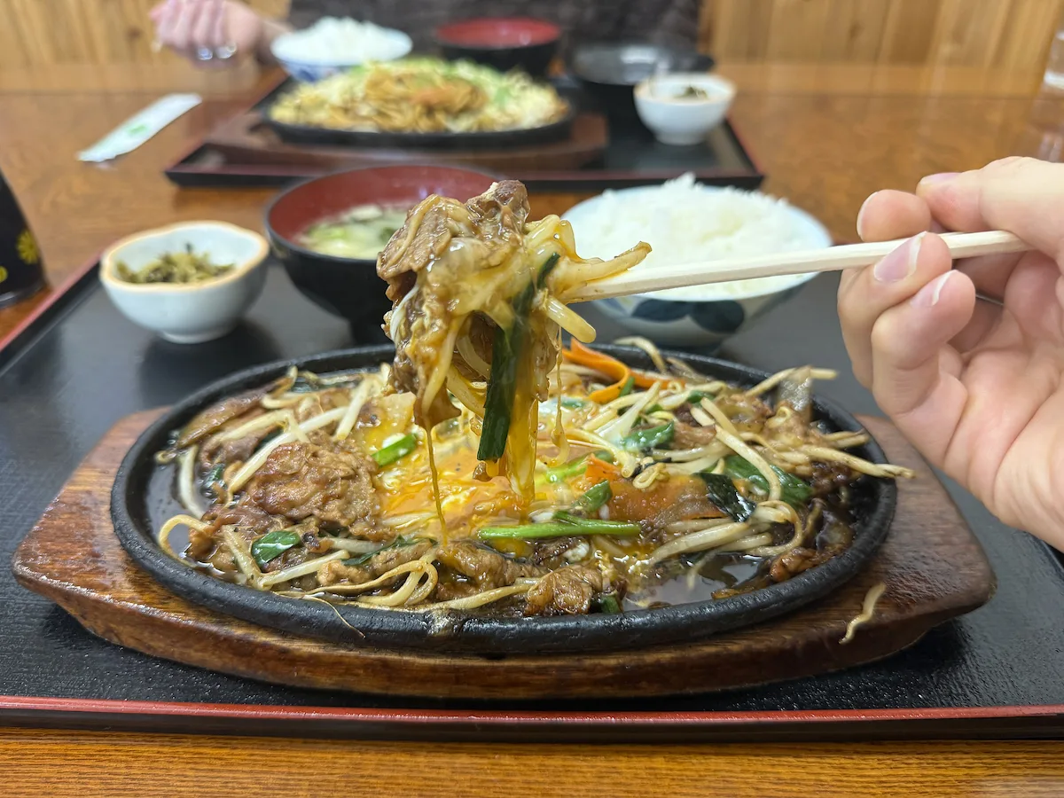 「市場食堂」のスタミナ鉄板定食④