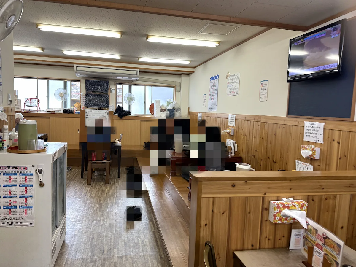 「市場食堂」の店内①
