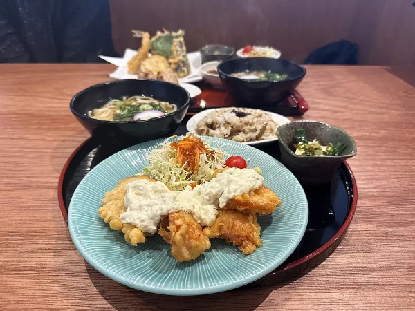 「徳兵衛うどん 筑後店」のとり天南蛮定食と天ぷら定食がお得だし美味しいし幸せ！（筑後市）