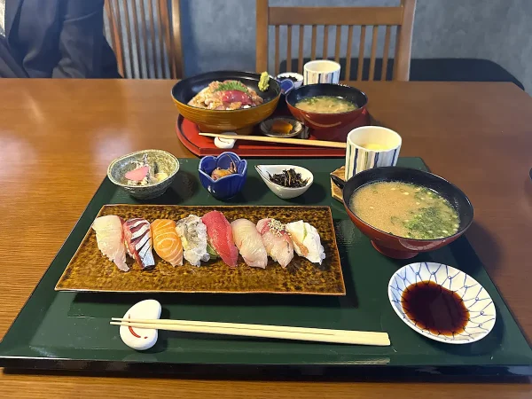 「旬彩割烹なかむら」の豪華でオトクな寿司ランチと海鮮丼ランチ、コースランチを堪能（八女市）
