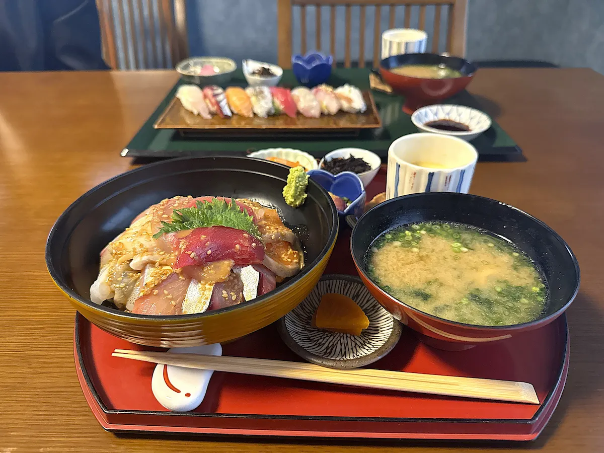 「旬彩割烹なかむら」の海鮮丼ランチ①