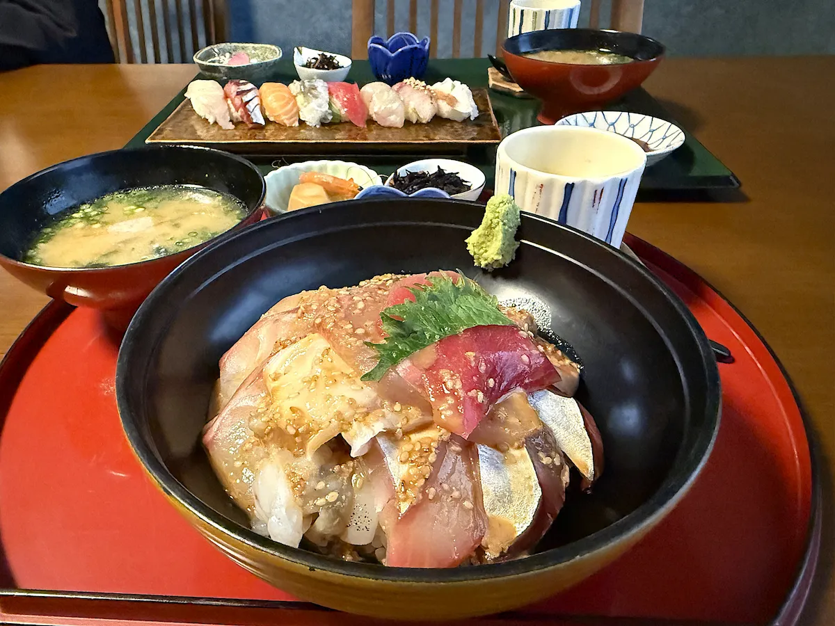 「旬彩割烹なかむら」の海鮮丼ランチ②
