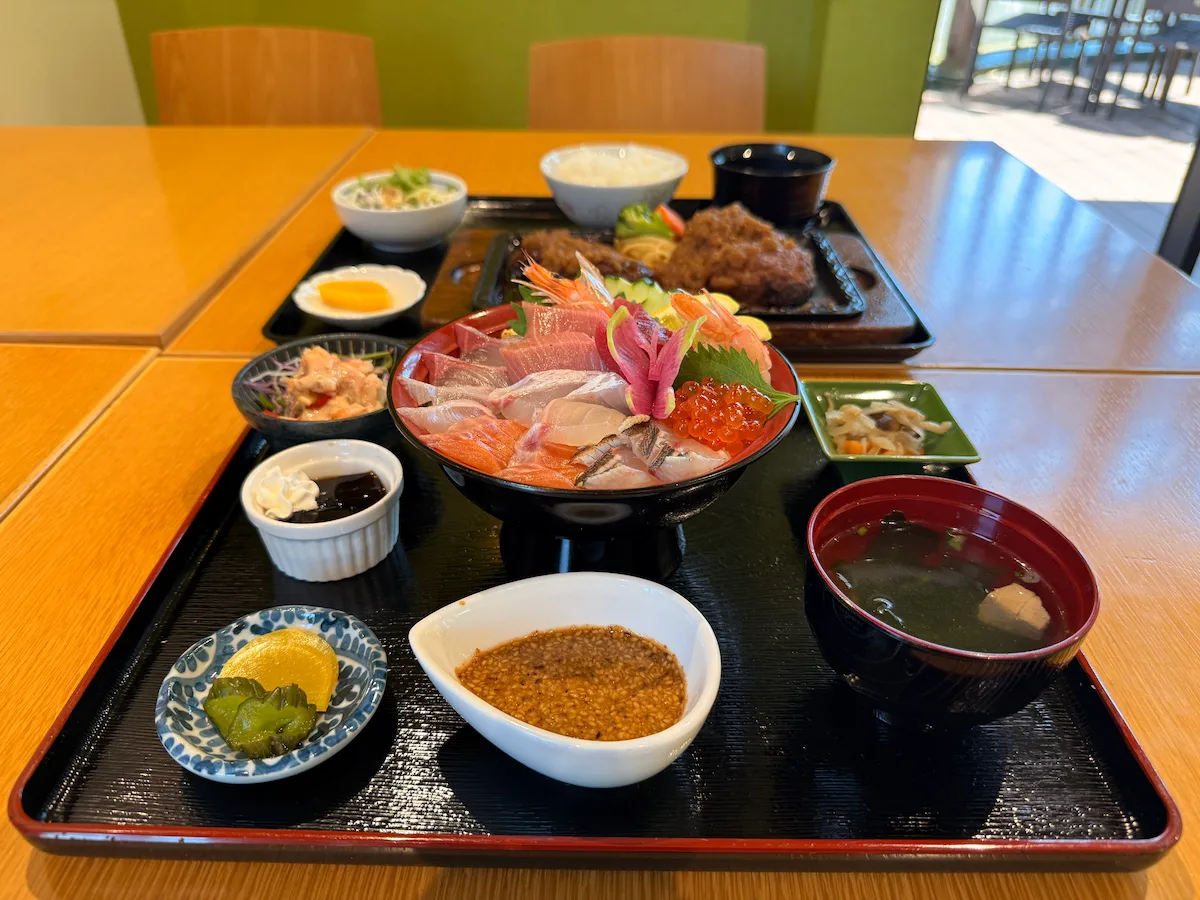 「海鮮処まるみつ」の海鮮丼セット9種盛①