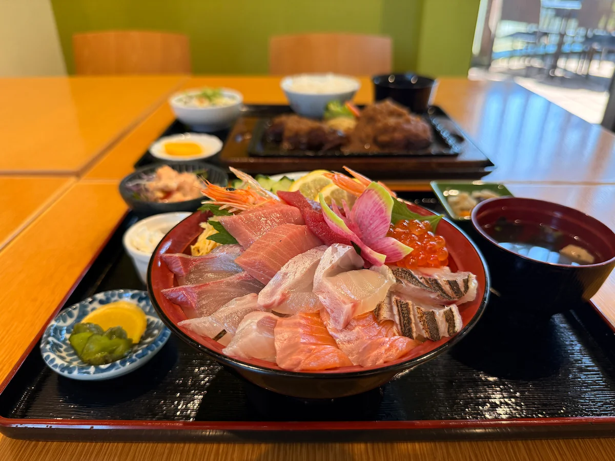 「海鮮処まるみつ」の海鮮丼セット9種盛②