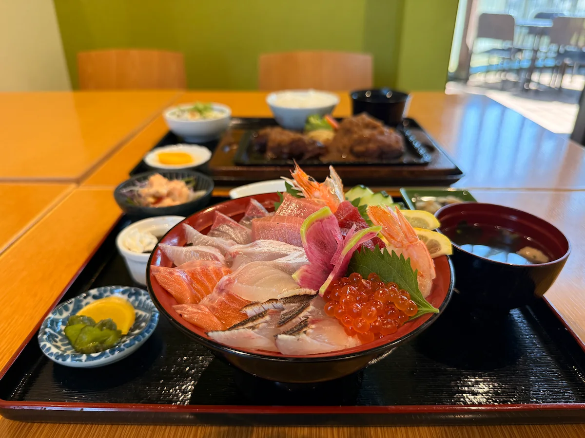 「海鮮処まるみつ」の海鮮丼セット9種盛りで海の幸を堪能！（八女市）